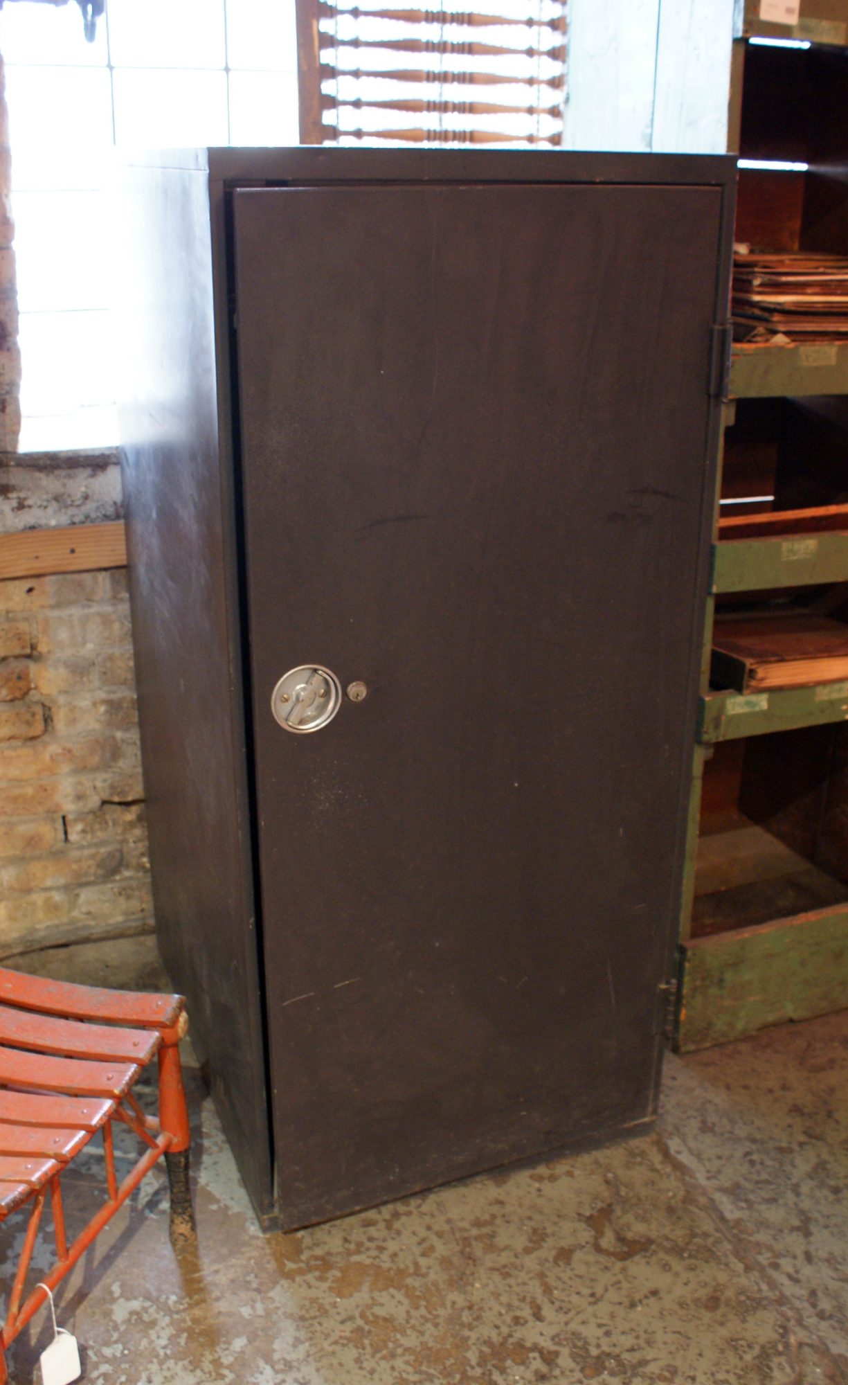 Single Door Metal Cabinet w Twist Lock