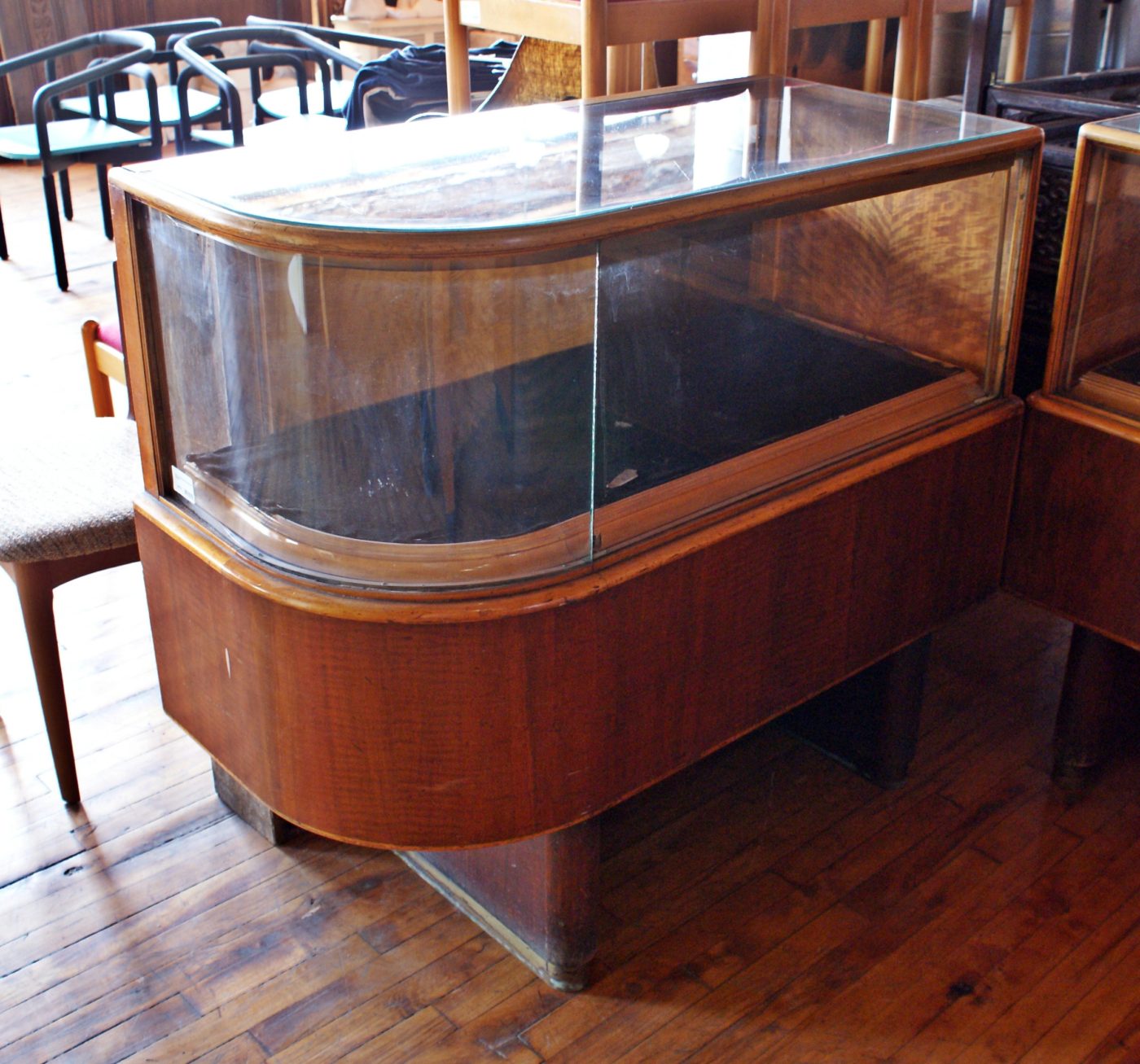 Short Curved Side Deco Display Case