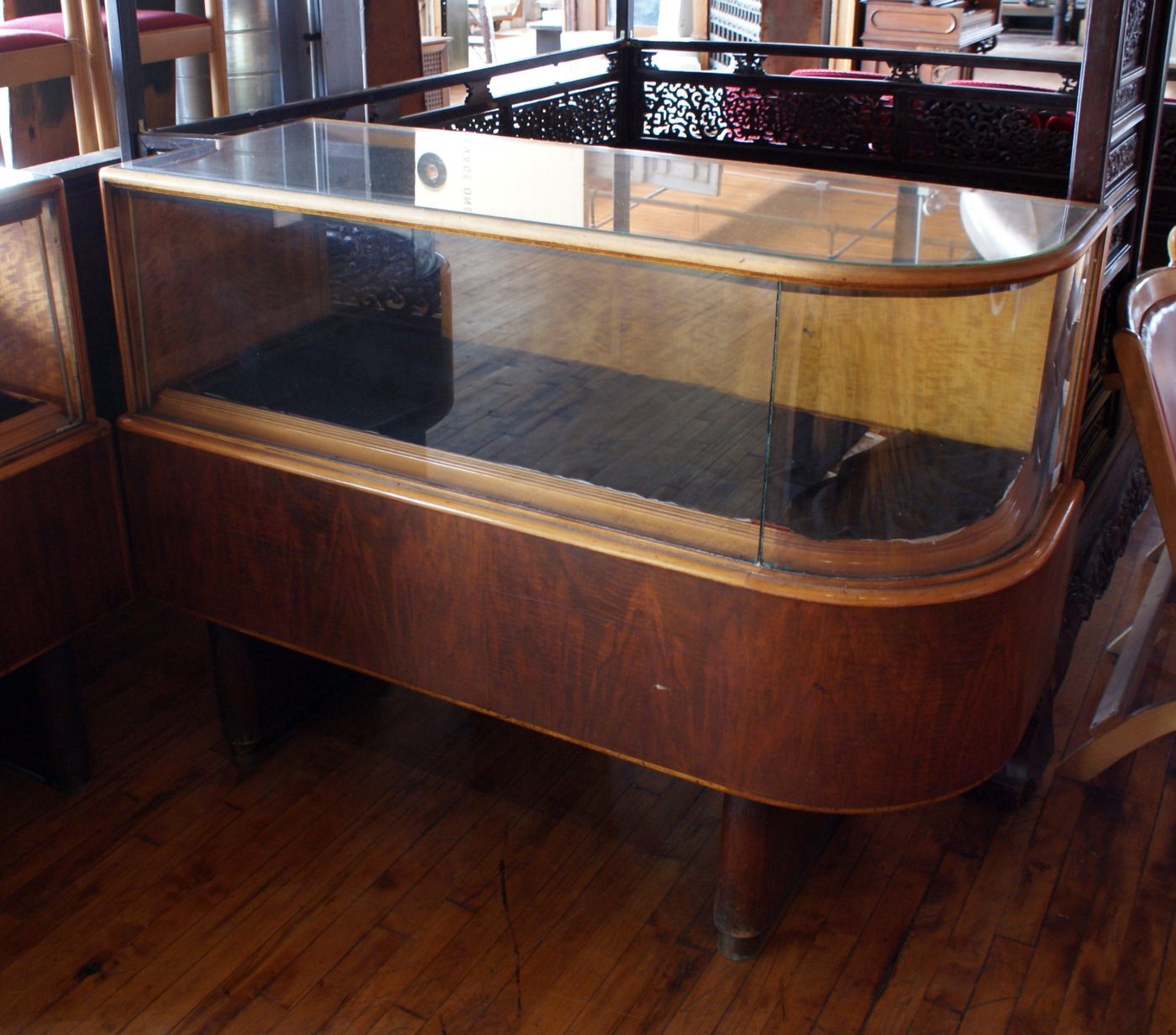 Long Curved Side Deco Display Case