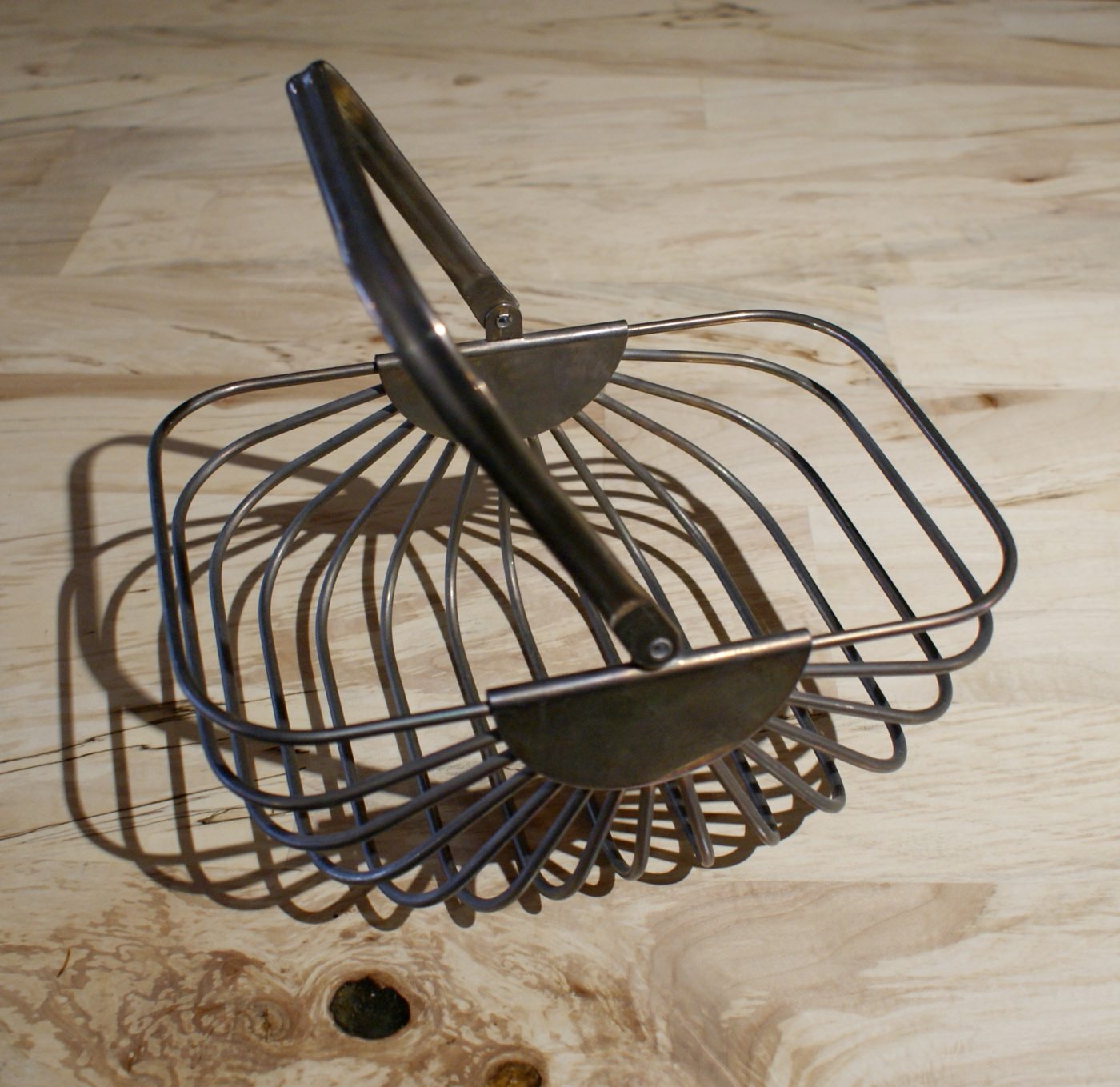 Metal Basket w Handle made in Hong Kong