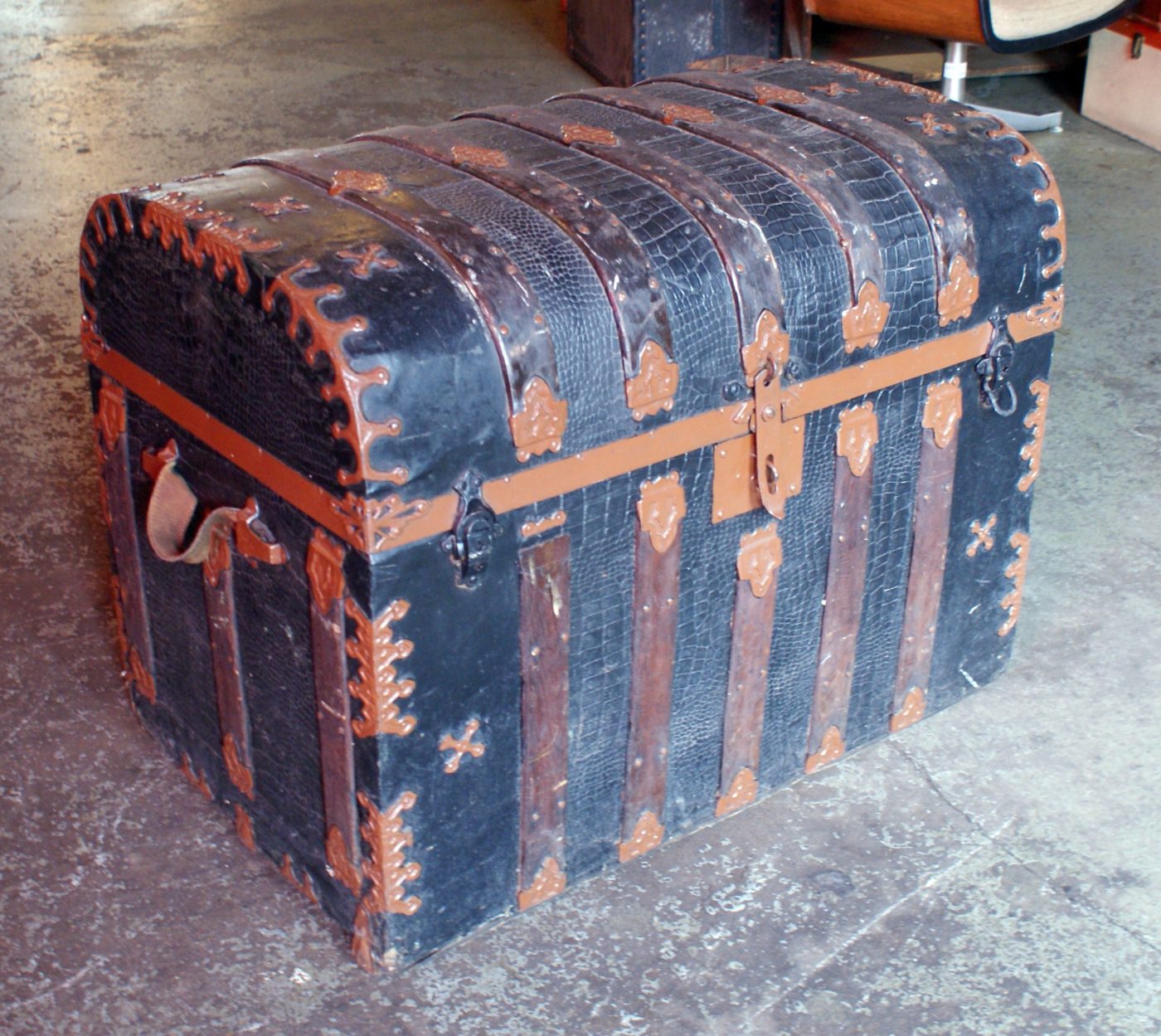 English Barrel Top Trunk