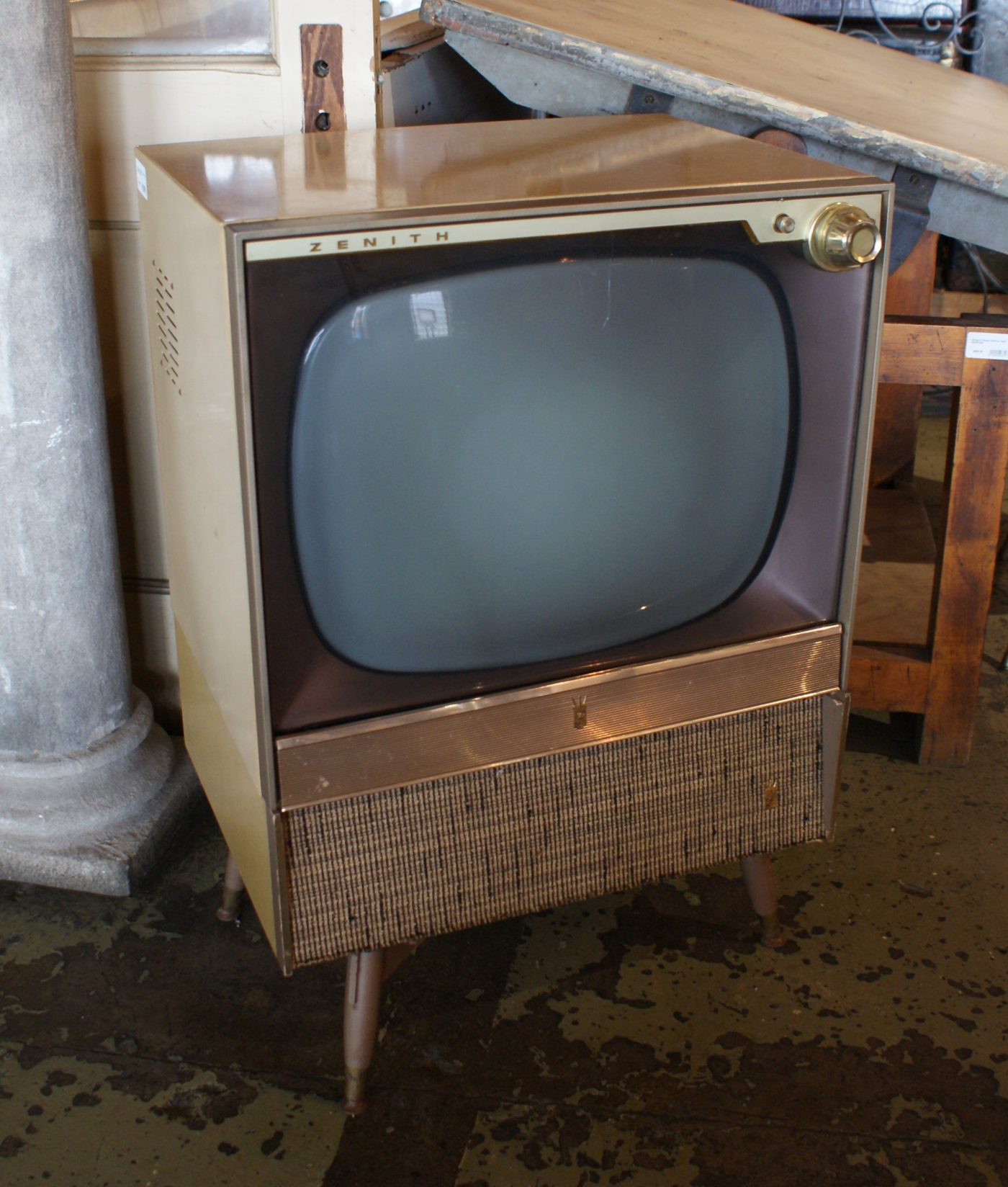 Vintage Zenith D2222EZ TV on Swivel Stand