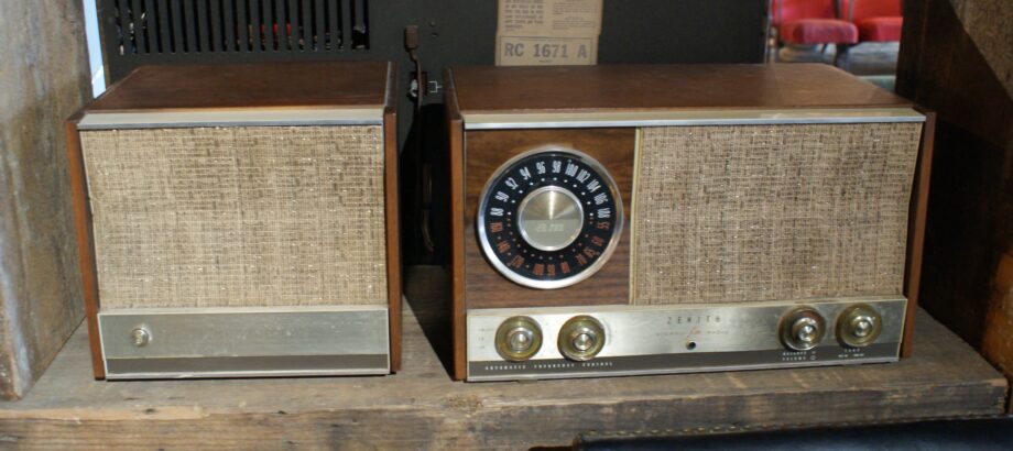 Vintage Zenith Radio w Ext Speaker