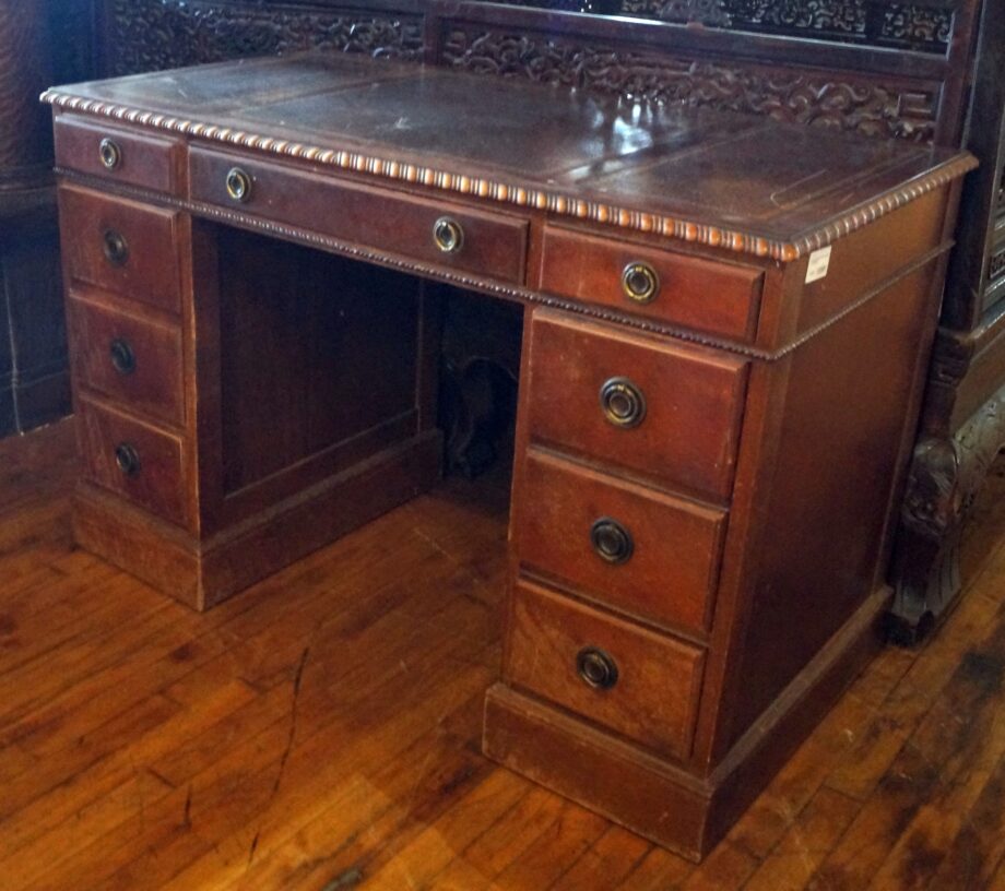 9 Drawer Vanity Desk w Faux Leather Top