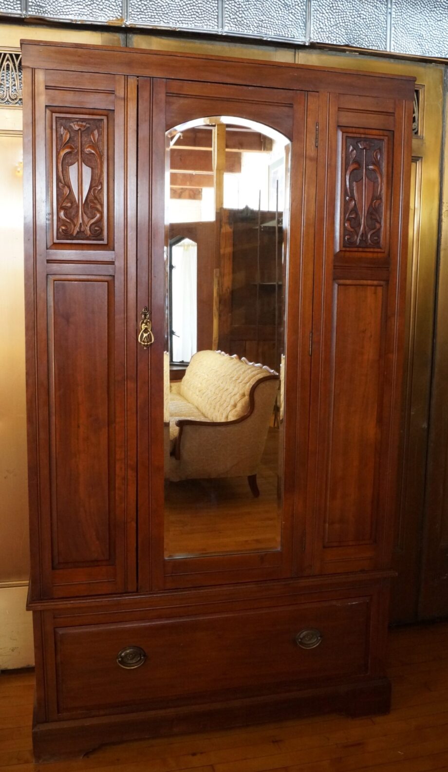 Wardrobe w Mirrored Door and Carved Corners