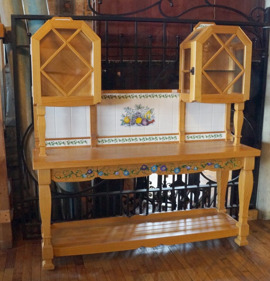 Kitchen Craftsman Hutch w Fruit Tiled Backsplash