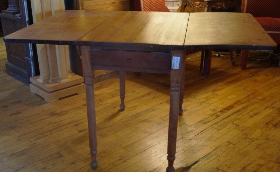 Small Craft Table w Folding Leaves