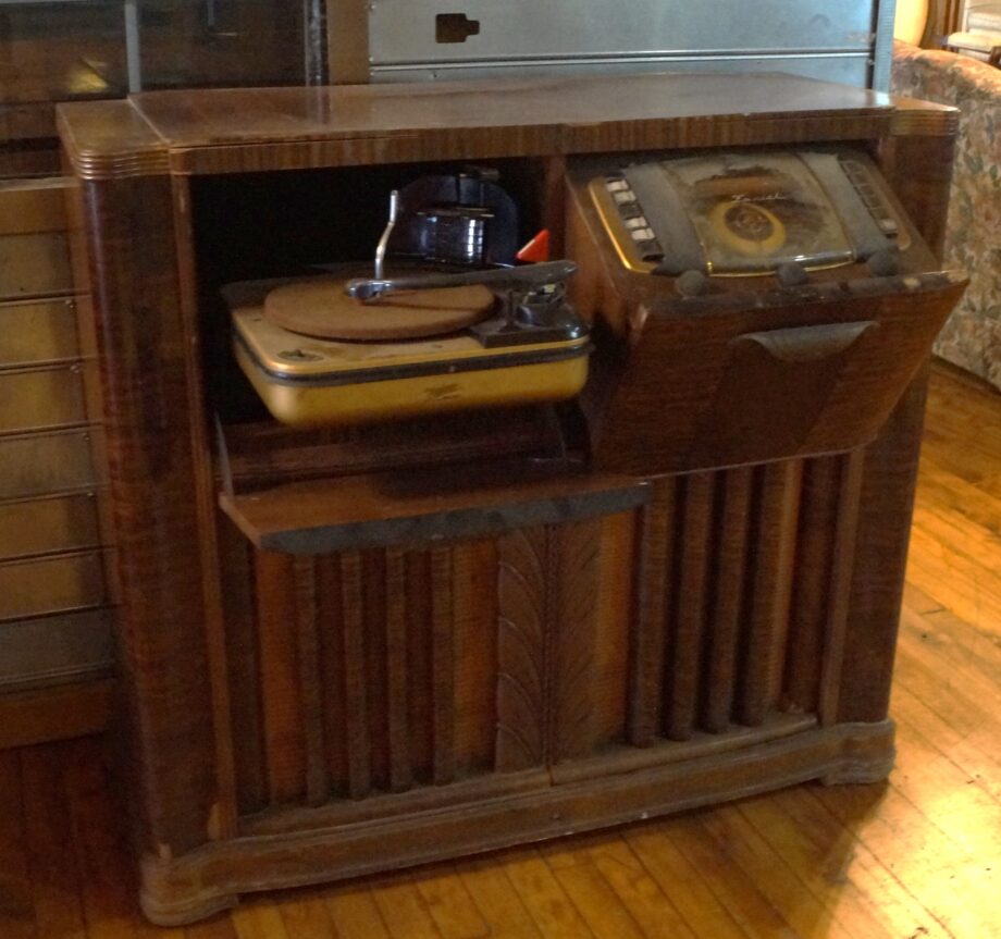 Zenith Stereo Console w Fold Out Receiver