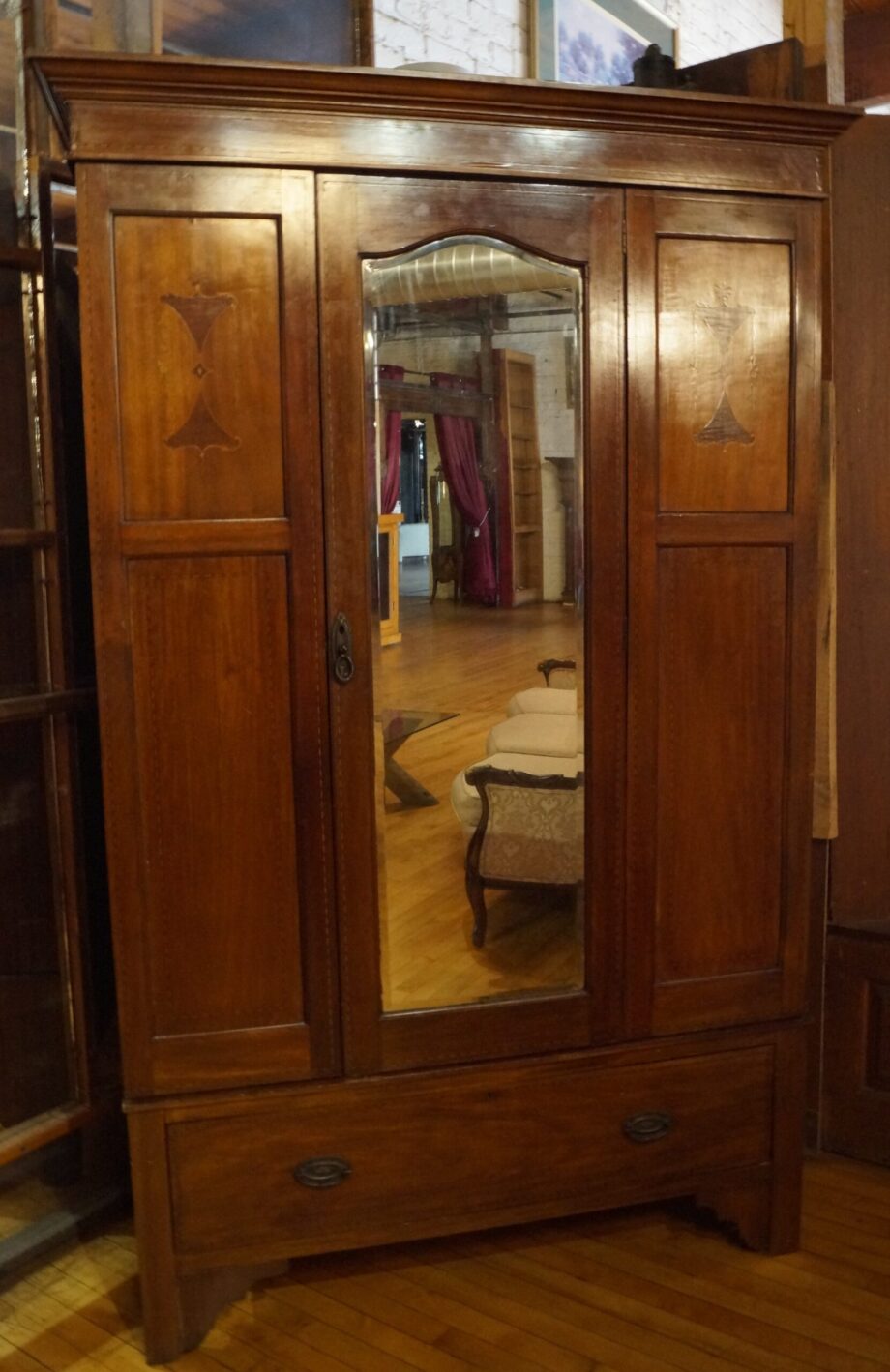 Wardrobe w Mirror Door and Inlay Details