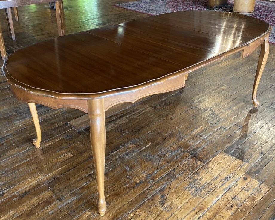 Oval Dining Table w Scalloped Edges and 3 Leaves