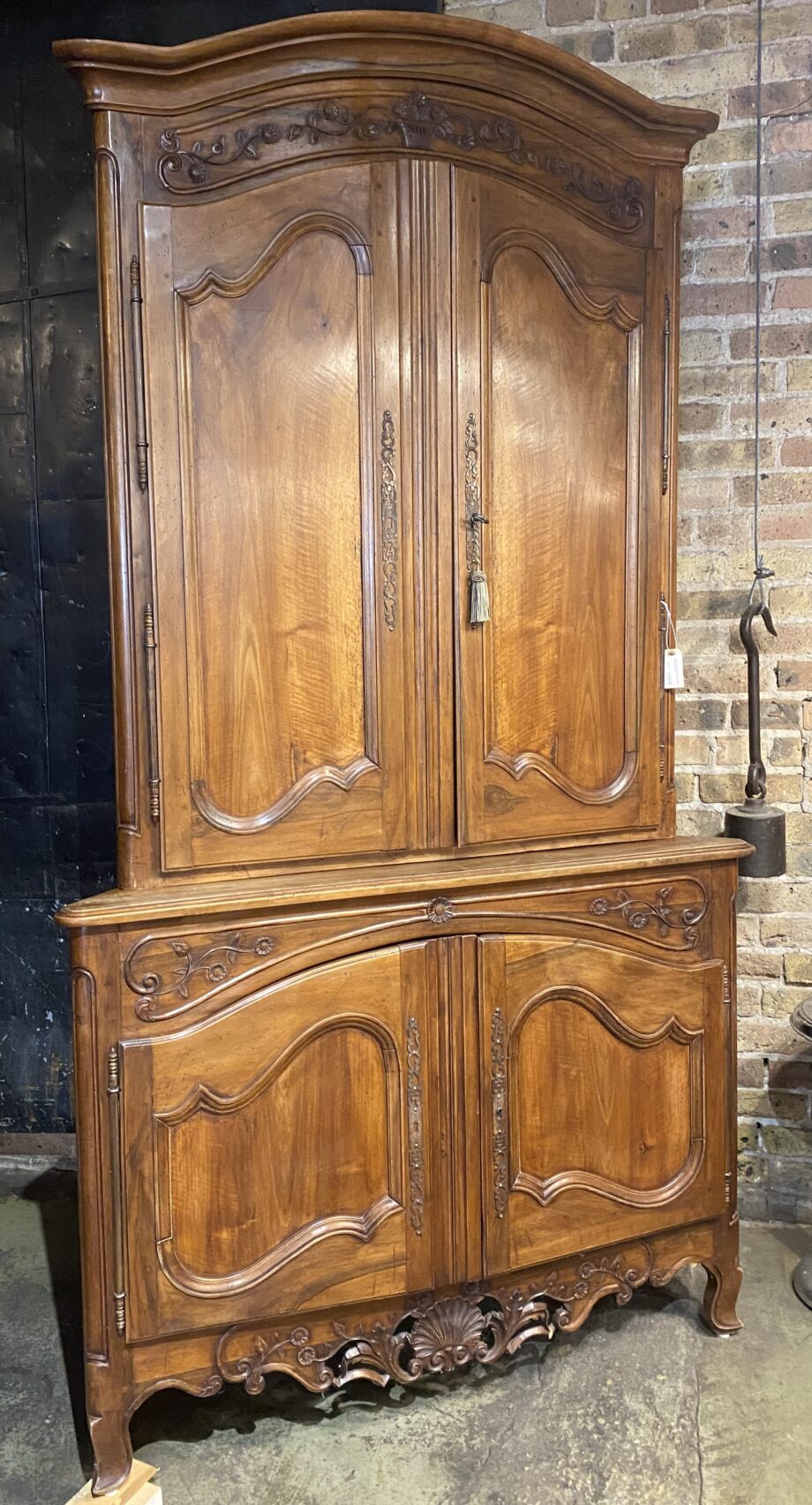 4 Door Corner Hutch w Carved Flower Accents