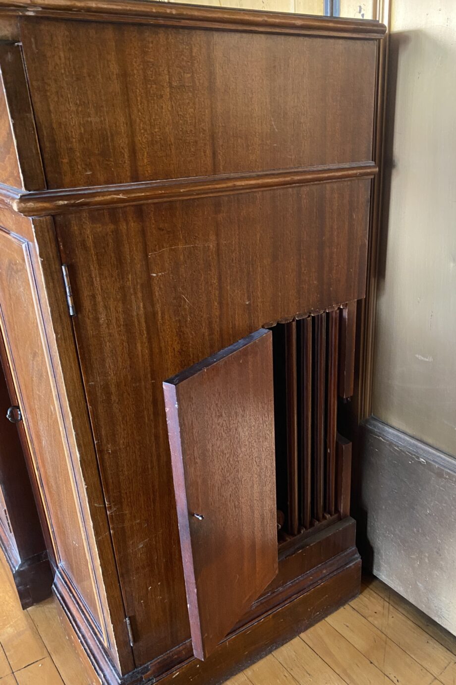 1950s Saginaw Buffet/Pull Out Table w 6 Leaves and Hidden Storage