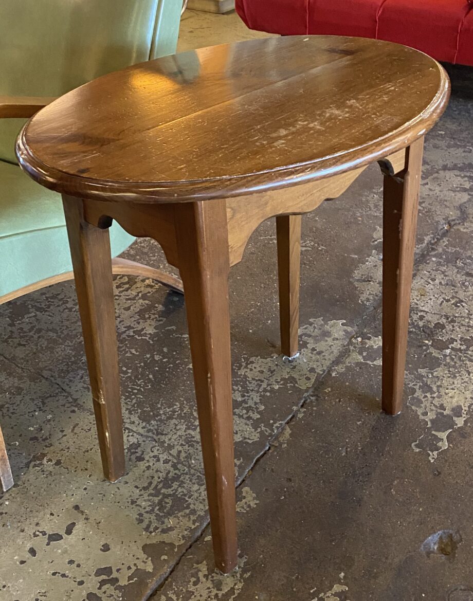 Oval End Table w Wave Edge