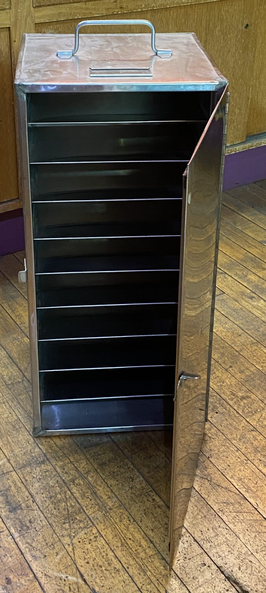 Metal Storage Cabinet w Shelves and Handle