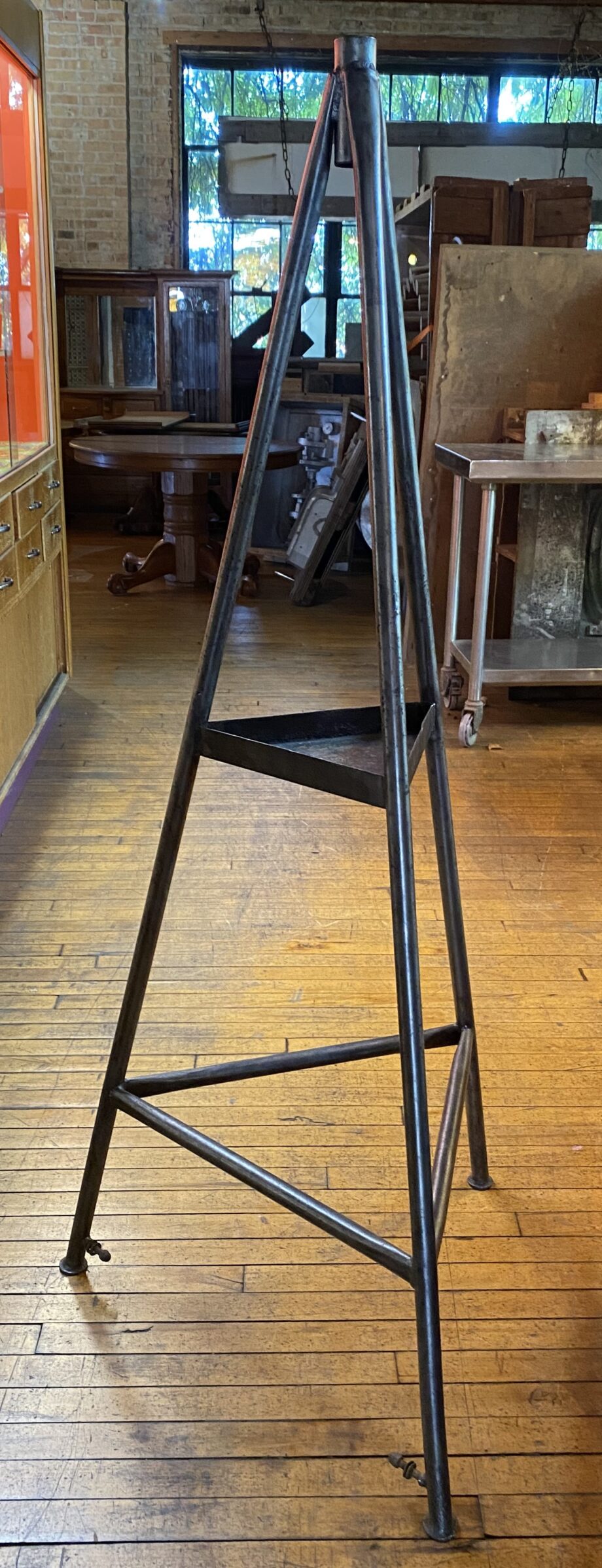 Metal Pyramid Tripod Stand