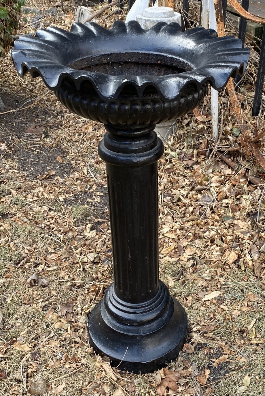 Black Metal Pedestal w Pie Crust Top