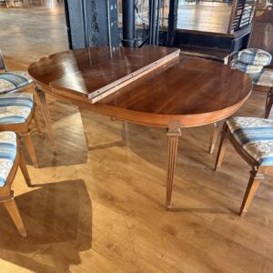 Oval Dining Table w 2 Leaves